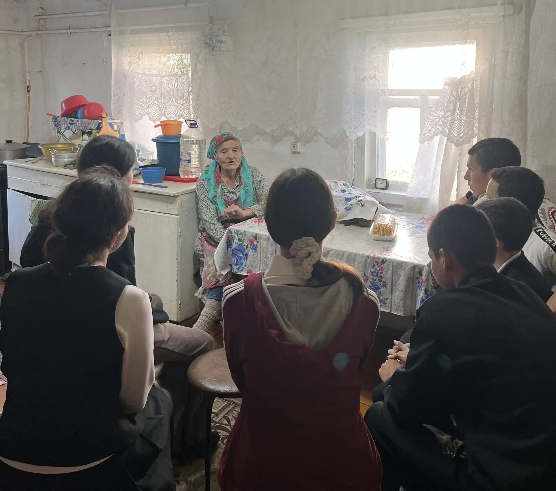 Ученики Кавзияковской ООШ поздравили бабушку Наилю с Днем пожилых людей