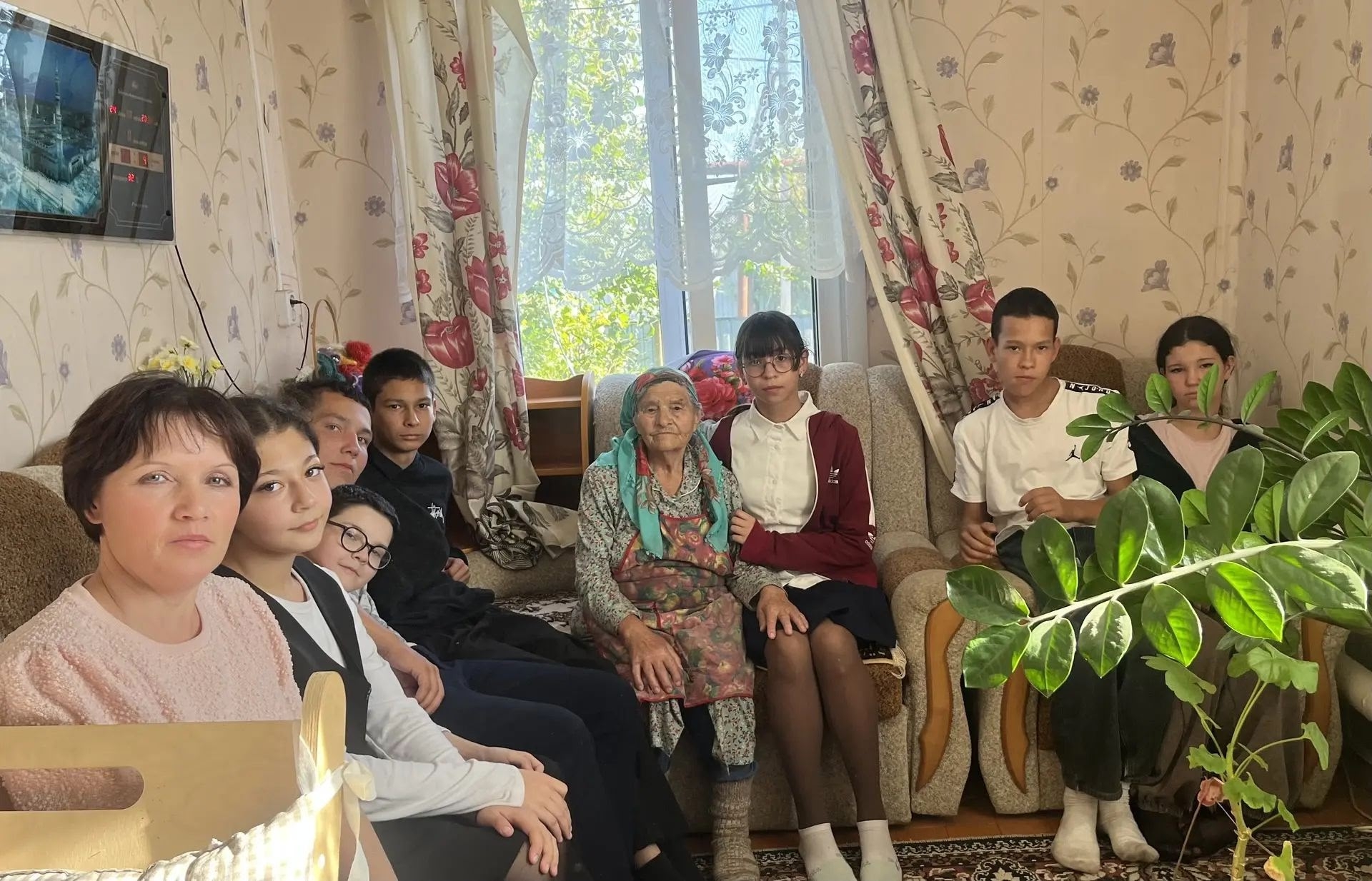 Ученики Кавзияковской ООШ поздравили бабушку Наилю с Днем пожилых людей