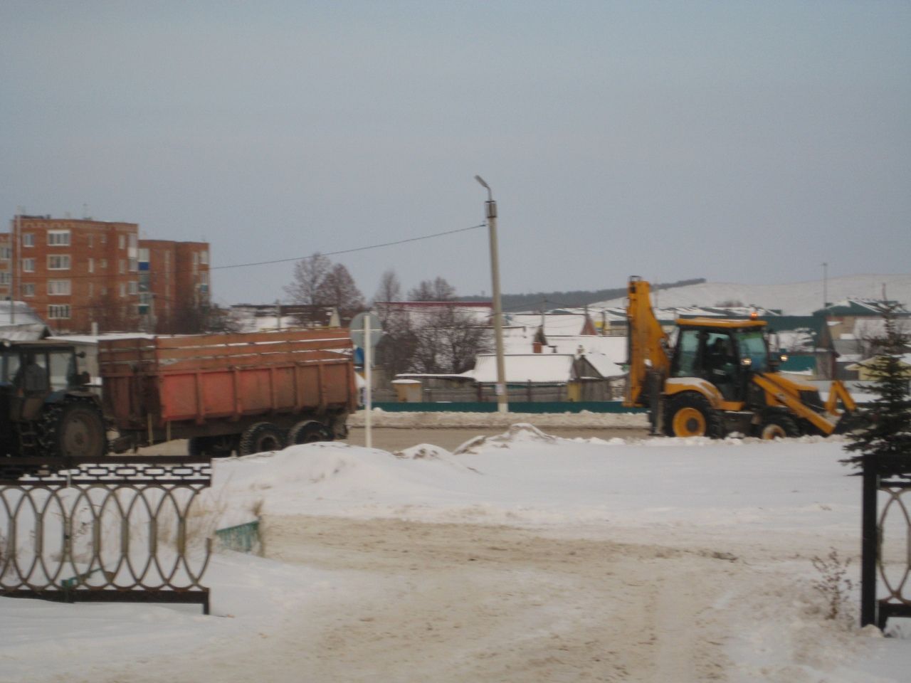 Үзара салым акчасына алынган универсаль "МТЗ-320.4" тракторы барына да өлгерә