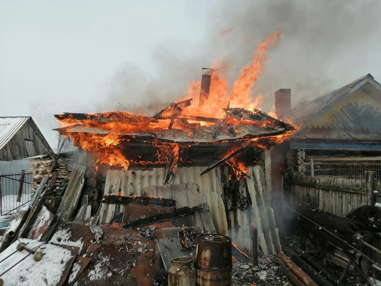 Пожарный надзор Сармановского района призывает сармановцев быть осторожными с огнем