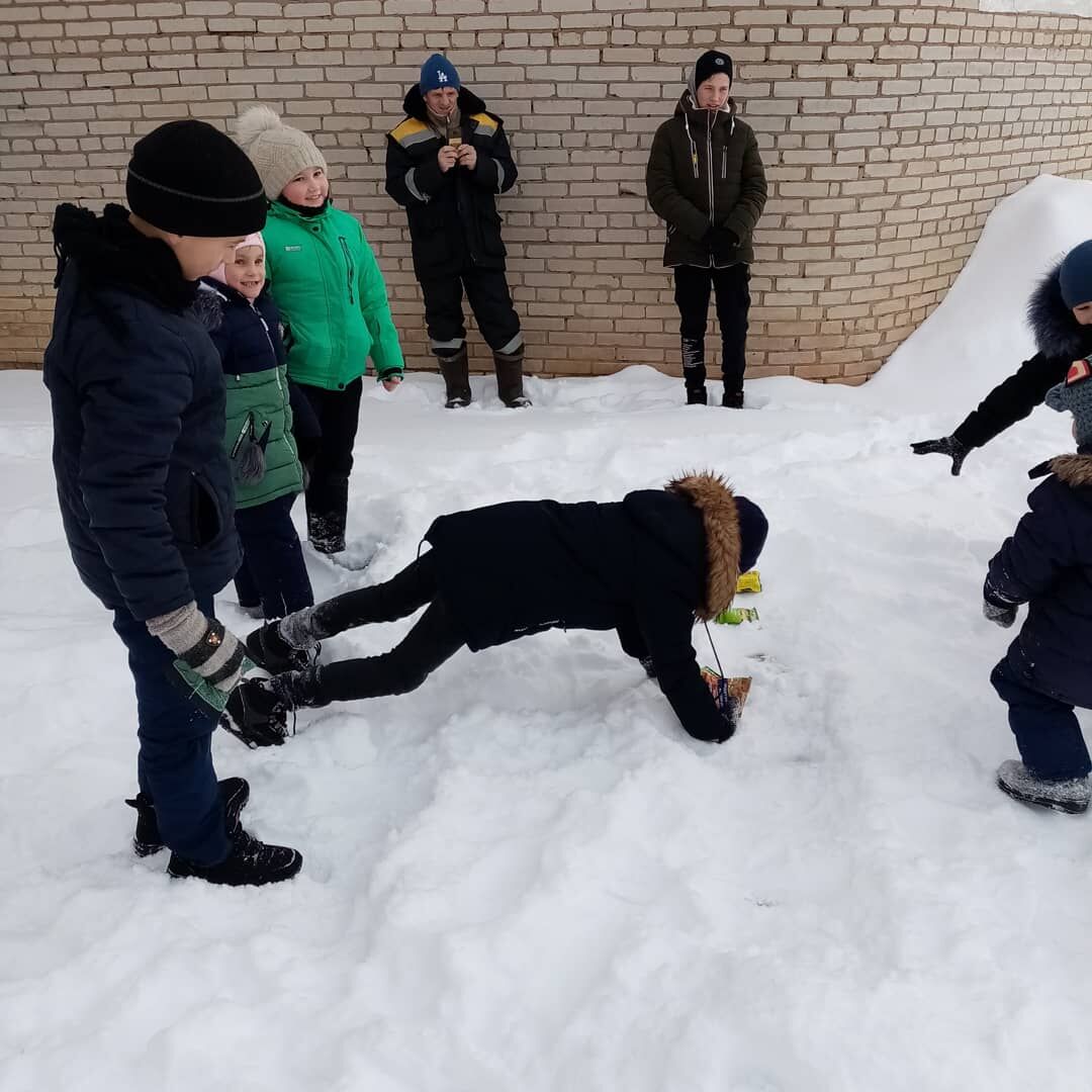 Работники Альметьевского СДК провели зимний праздник для детей