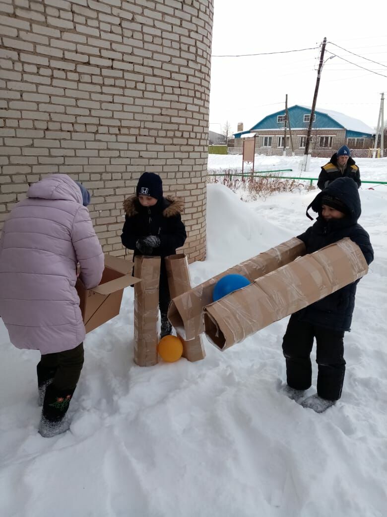 Работники Альметьевского СДК провели зимний праздник для детей