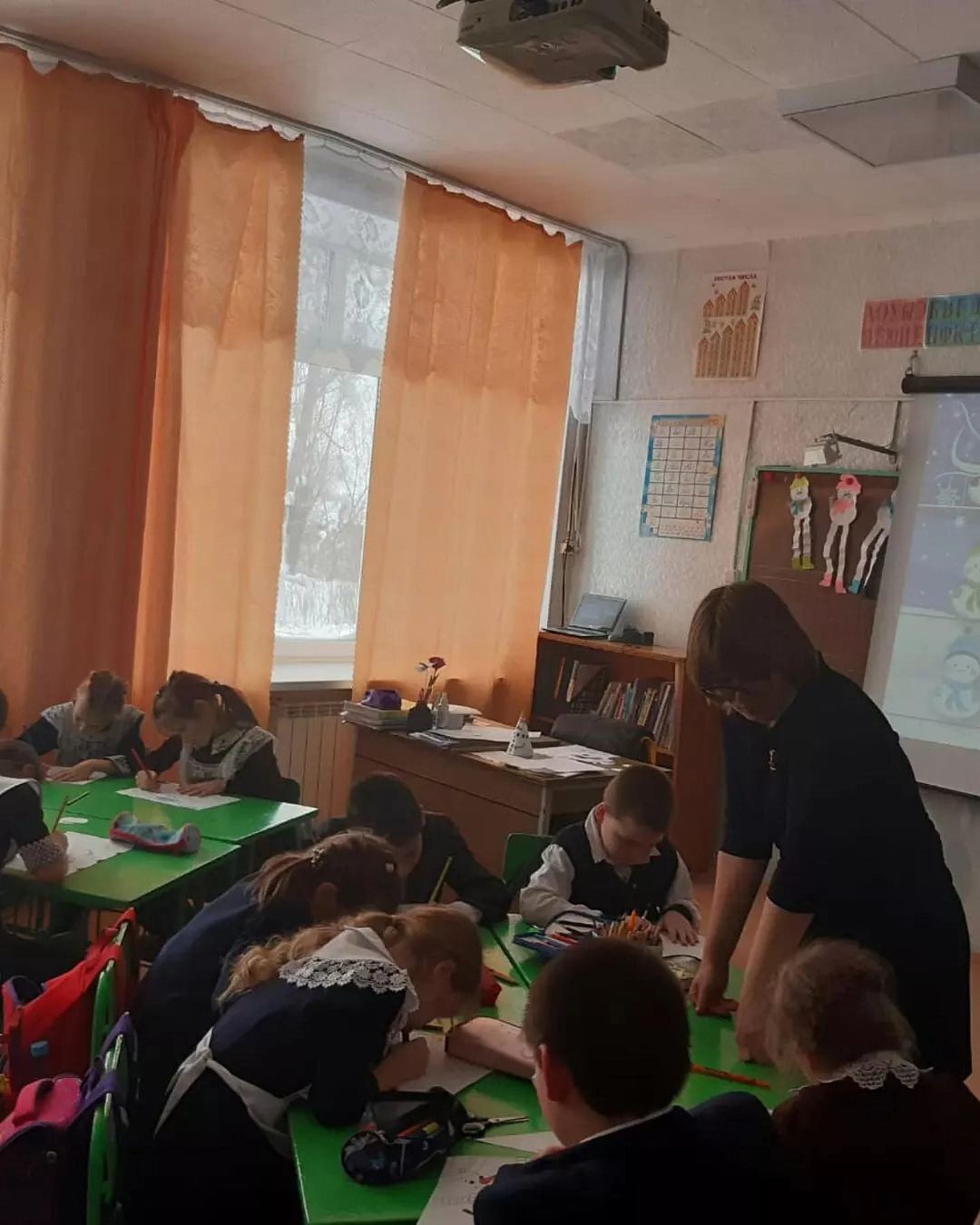 Учащиеся Петровскозаводской школы научились мастерить бумажных снеговиков