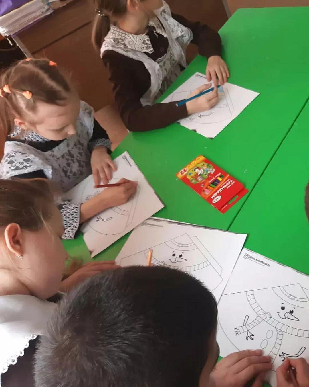 Учащиеся Петровскозаводской школы научились мастерить бумажных снеговиков