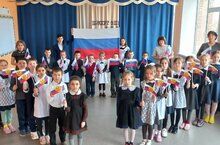Район мәктәпләрендә уку атнасы Россия һәм Татарстан флагларын күтәрүдән башланды