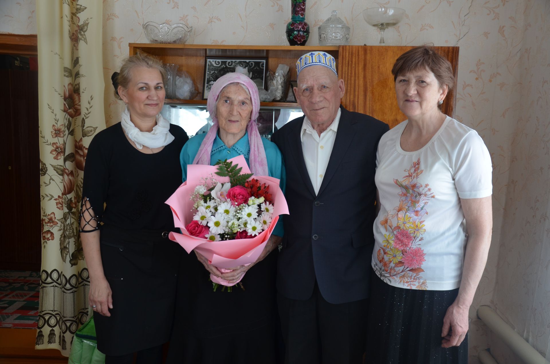 Хәниф абый белән Рәхилә апа котлаулар кабул итәләр