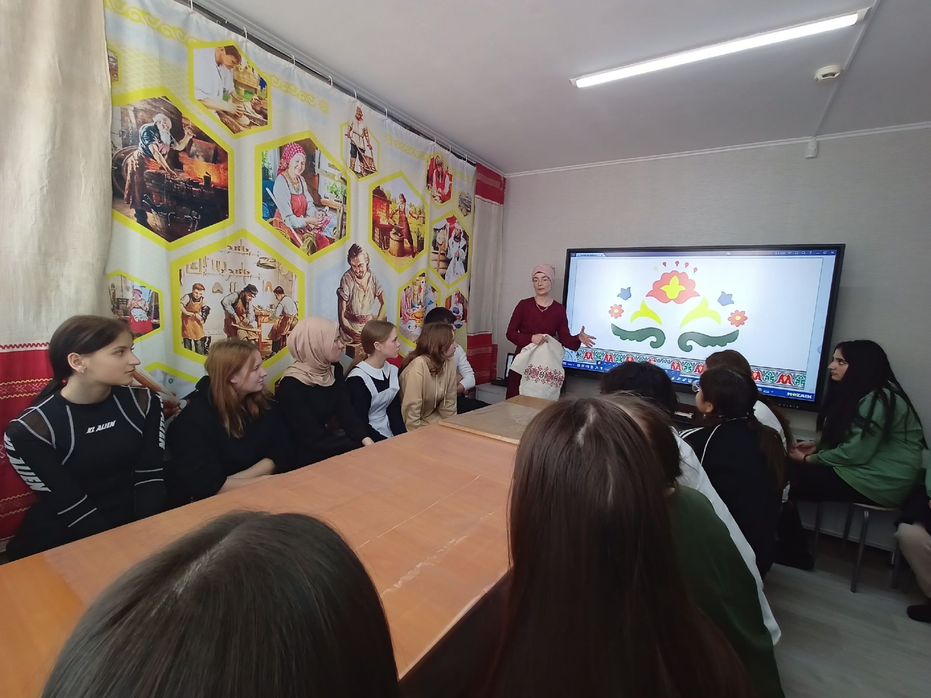 В Петровскозаводской школе состоялся мастер-класс, посвященный набойке