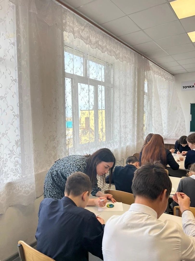 Учащиеся Большенуркеевской школы научились росписи деревянной броши
