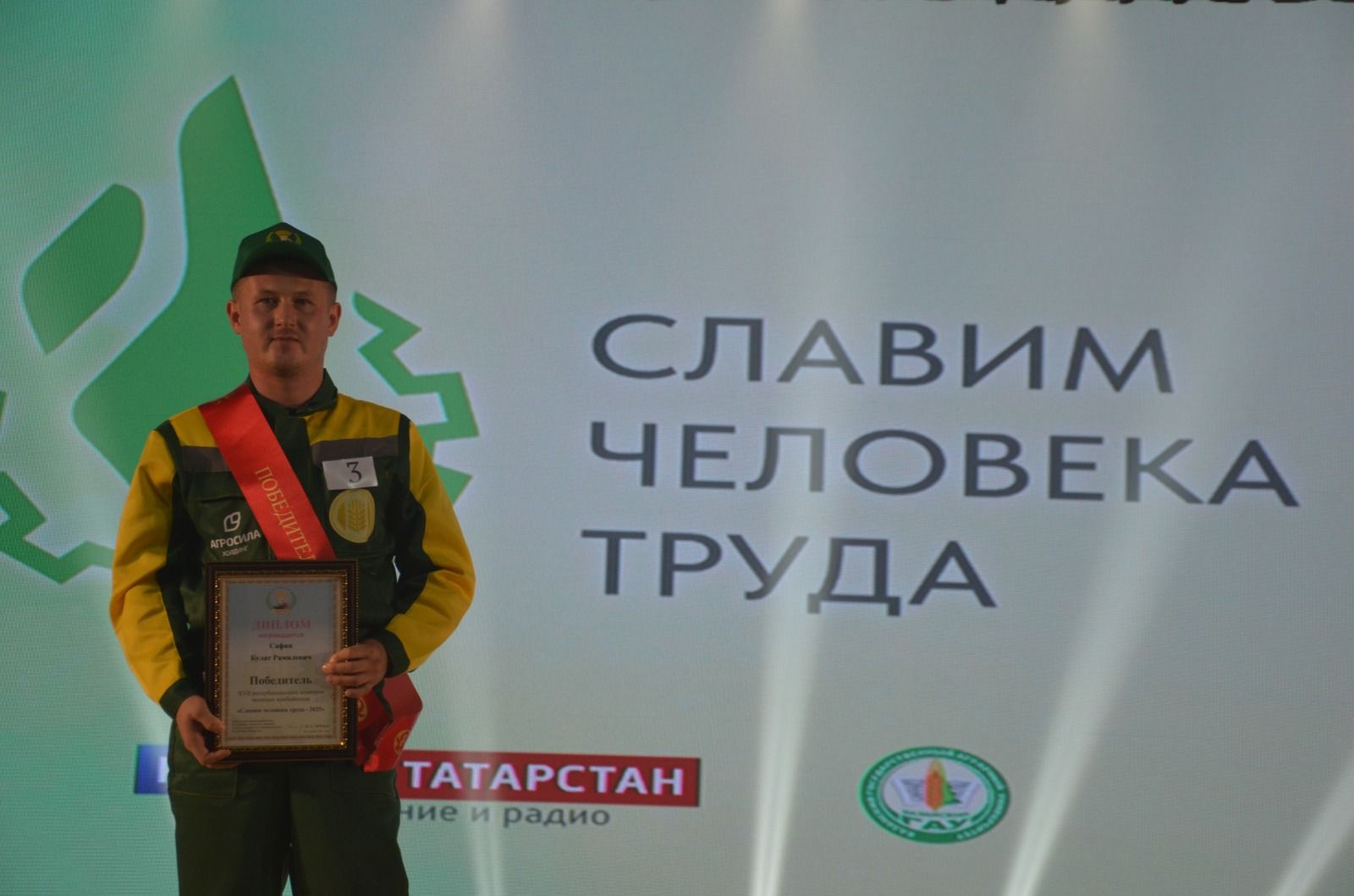 Комбайнер агрофирмы «Нуркеево» победил в республиканском конкурсе