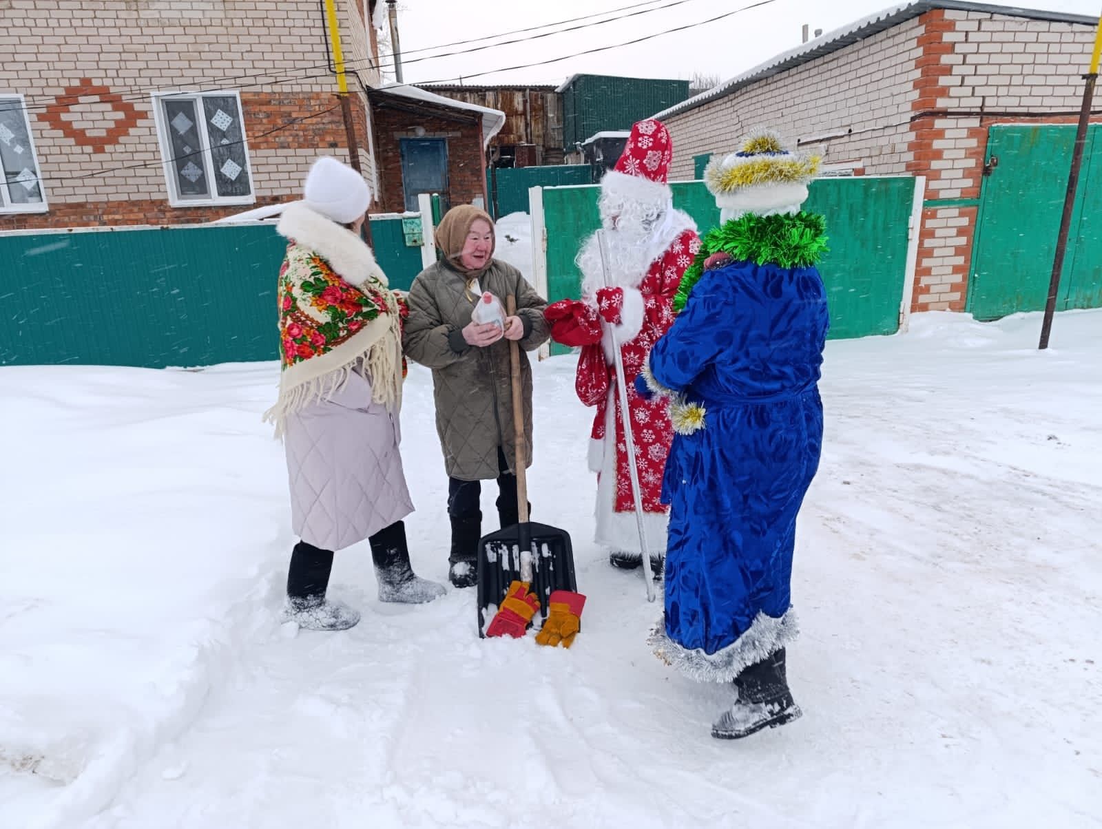 Дед Мороз и Снегурочка поздравили жителей Петровского Завода с Новым годом