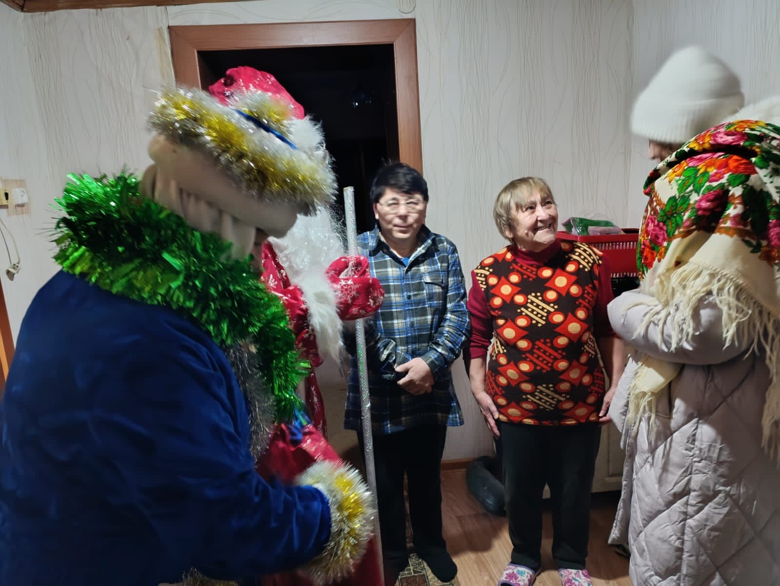 Дед Мороз и Снегурочка поздравили жителей Петровского Завода с Новым годом