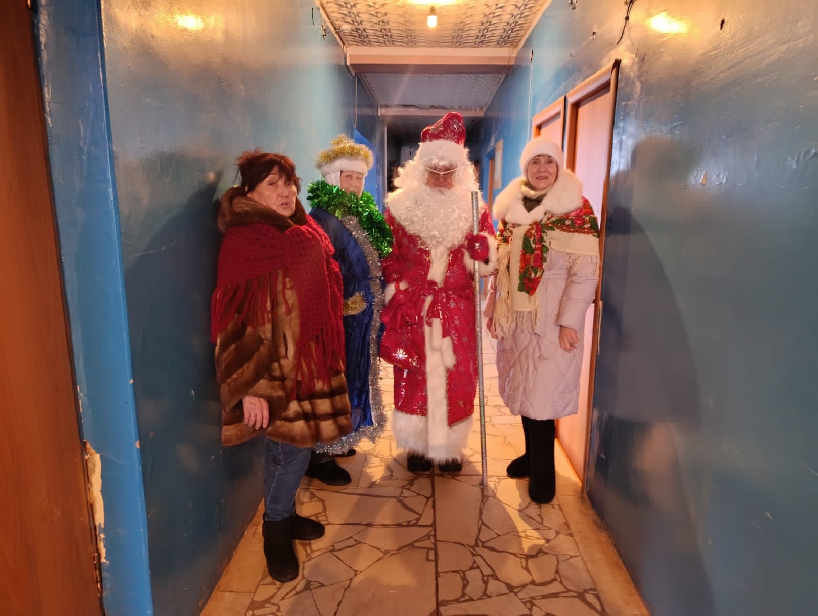 Дед Мороз и Снегурочка поздравили жителей Петровского Завода с Новым годом