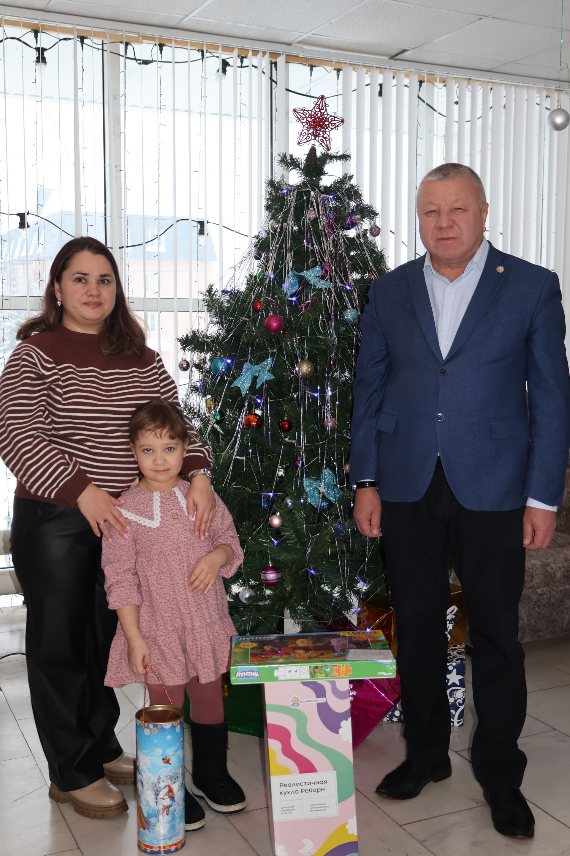 Глава района исполнил новогодние желания детей
