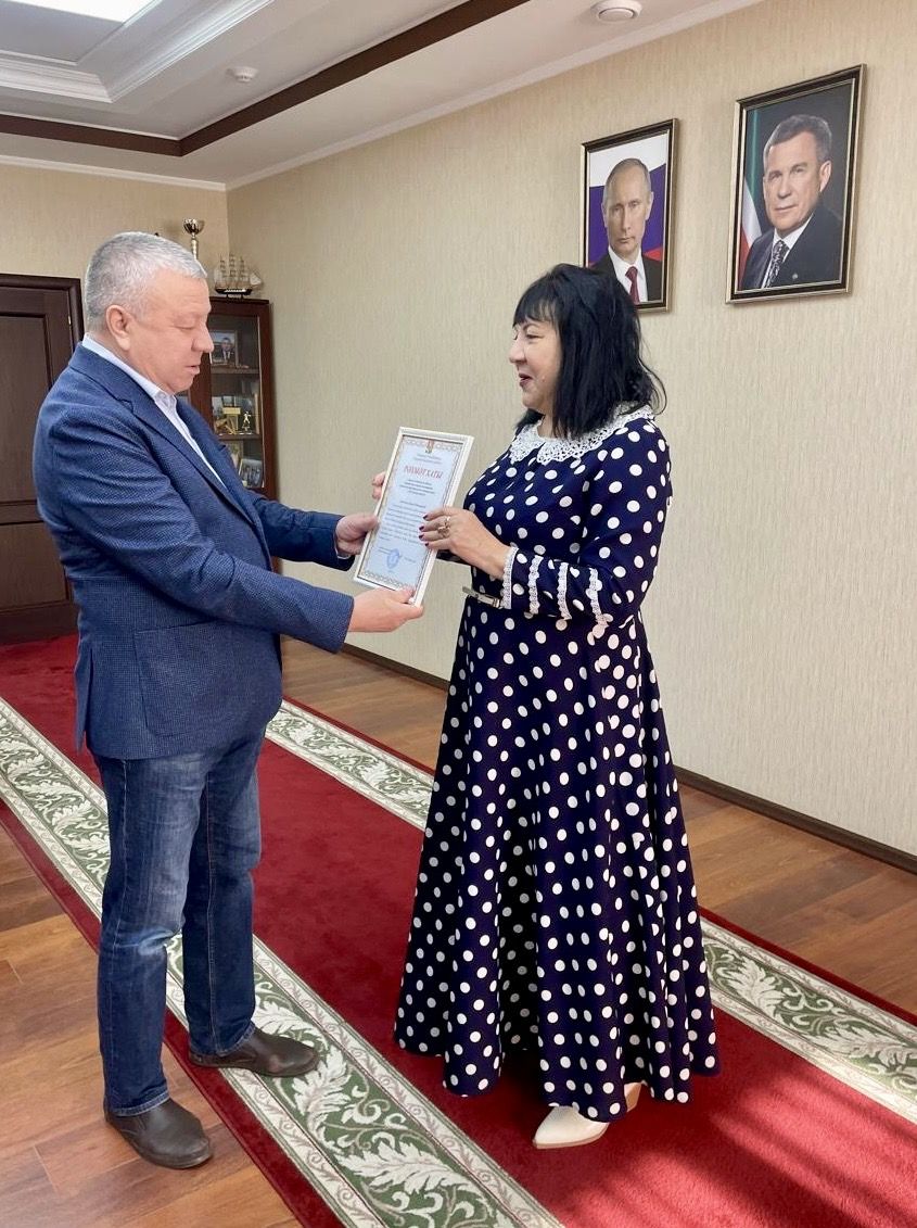 Юбилей ветерана: глава Сармановского района вручил награду