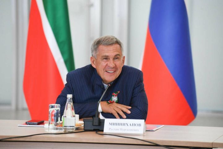 Рустам Минниханов пошутил с татарстанцами в День смеха