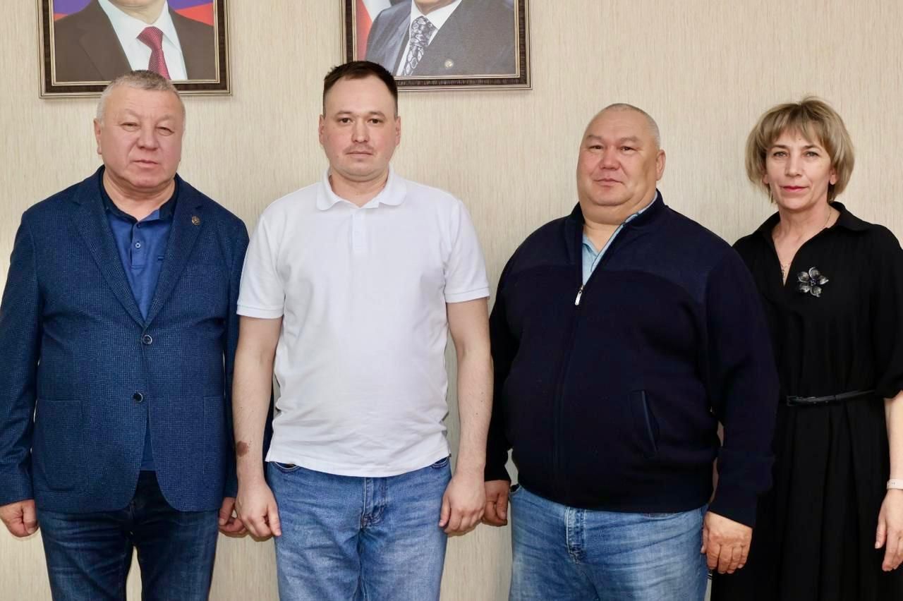 Глава Сармановского района встретился с участником СВО Ильваром Ильясовым