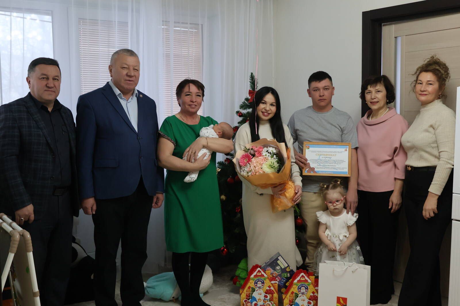 В Сарманово продолжают поддерживать молодых родителей