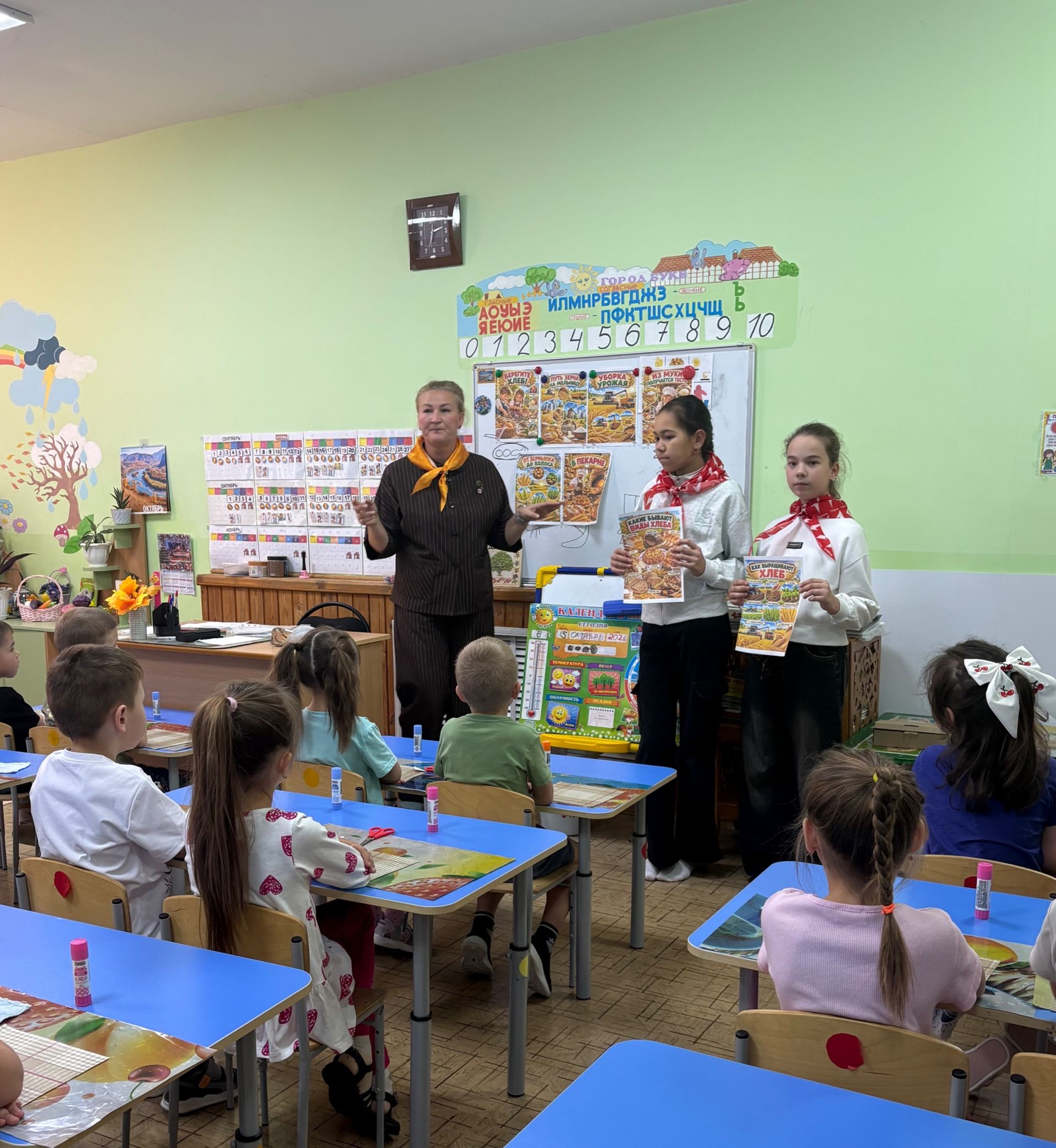 В День хлеба джалильские школьники навестили воспитанников детсада
