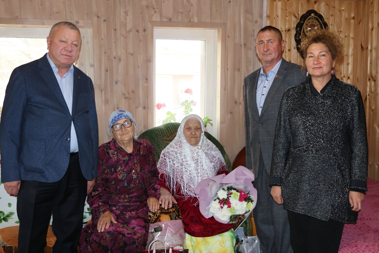 Наши 100-летние долгожители приняли поздравления с Днем пожилых людей