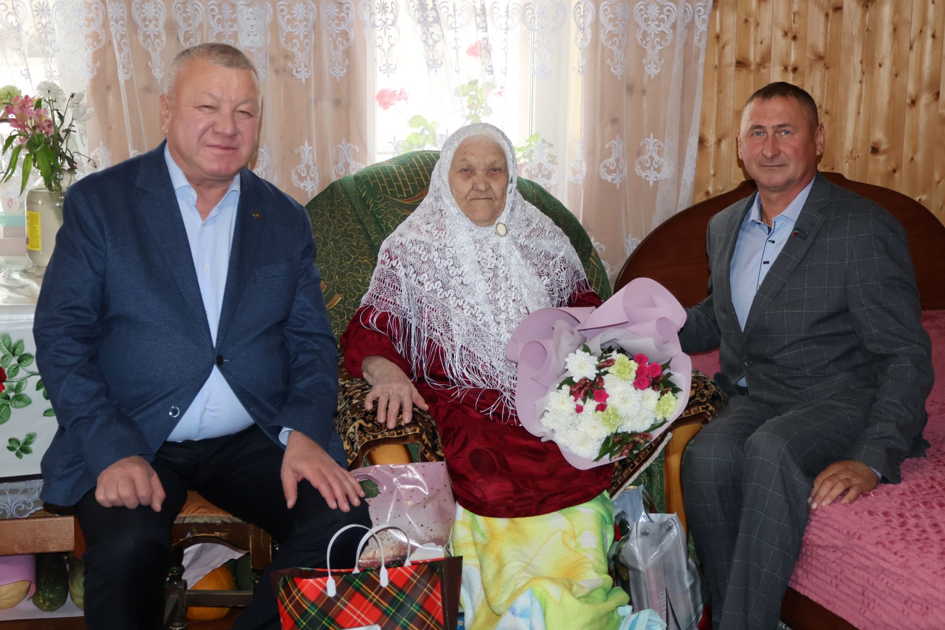 Наши 100-летние долгожители приняли поздравления с Днем пожилых людей