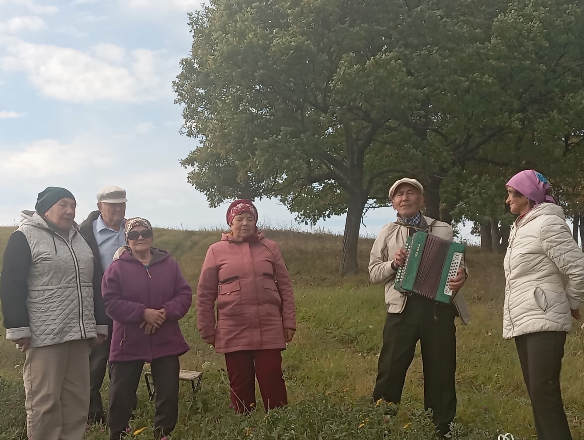 В селе Старый Кашир прошла душевная прогулка по осеннему лесу