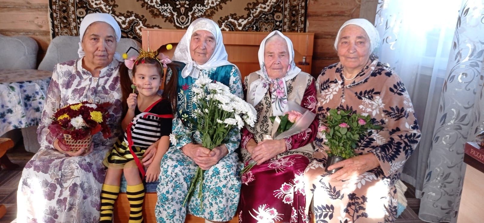Закирә апа юбилеен җырлап һәм шигырь сөйләп каршылый