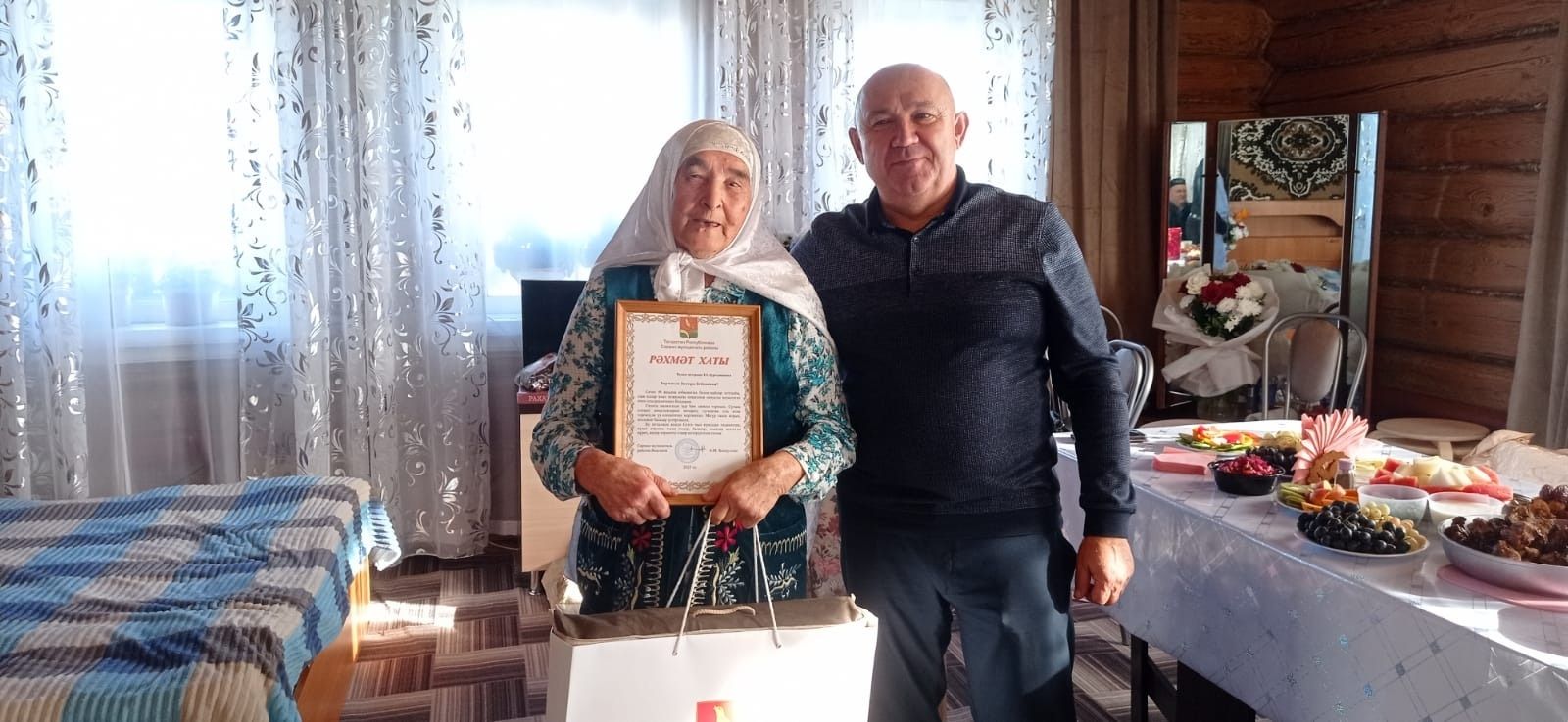 Закирә апа юбилеен җырлап һәм шигырь сөйләп каршылый