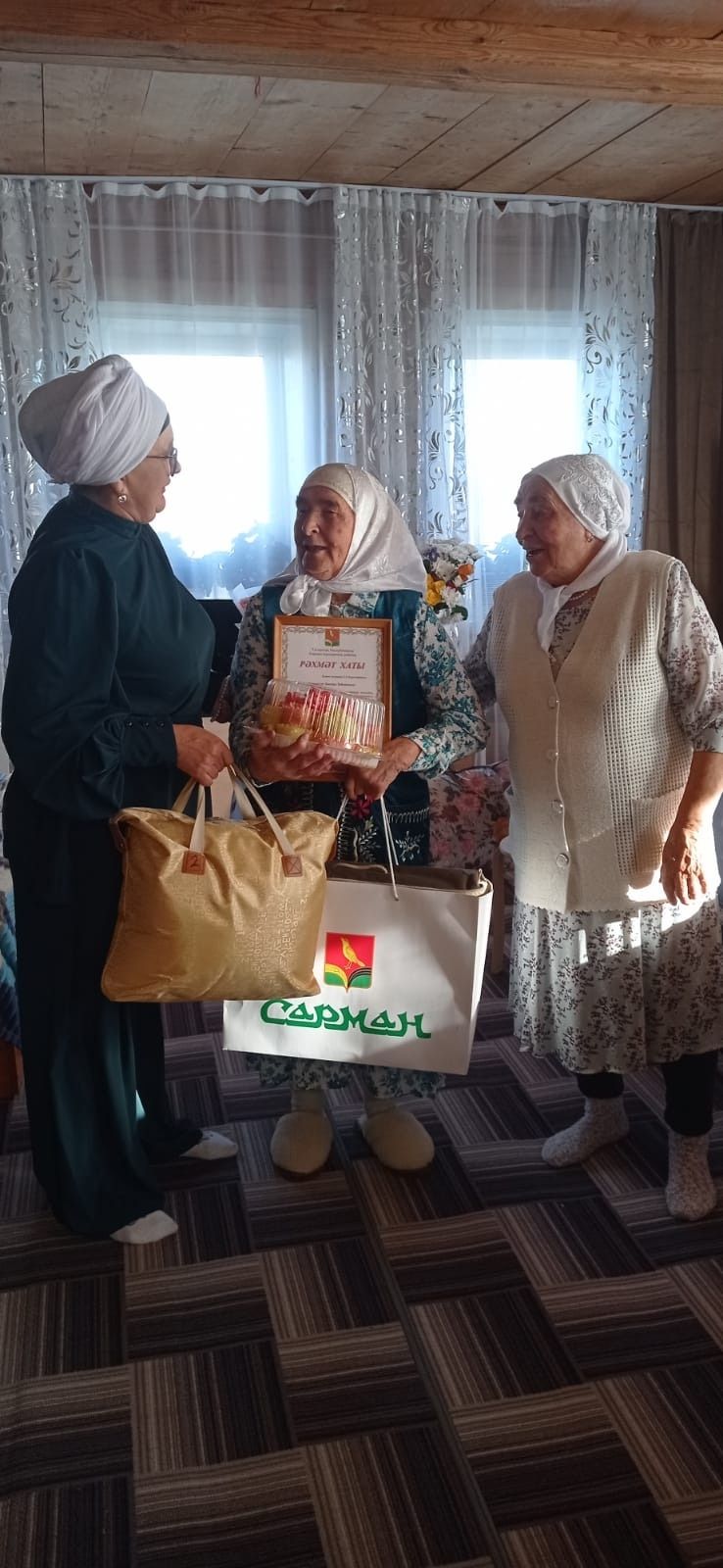 Закирә апа юбилеен җырлап һәм шигырь сөйләп каршылый