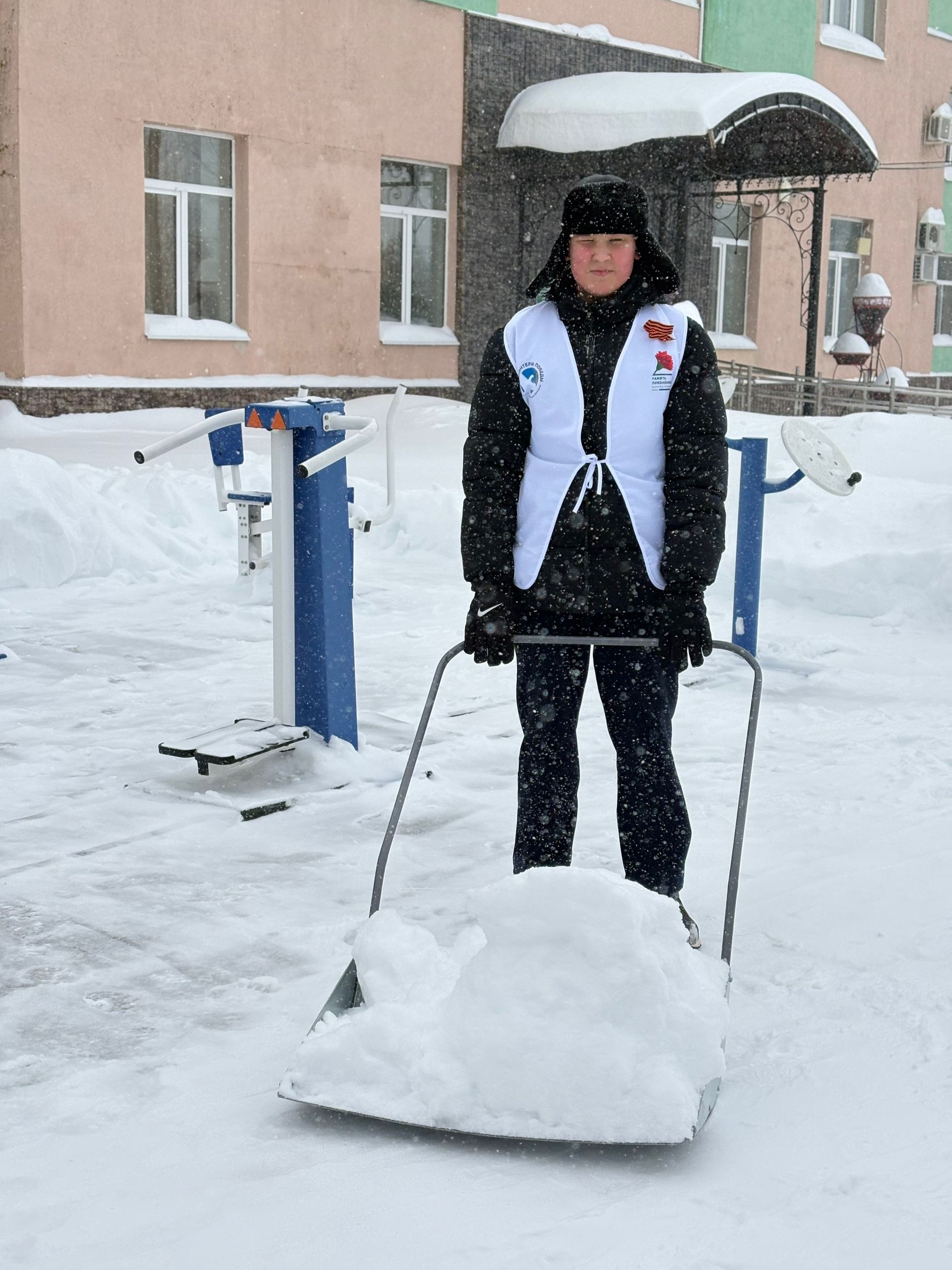 Юные волонтеры из Джалиля очистили от снега двор дома-интерната