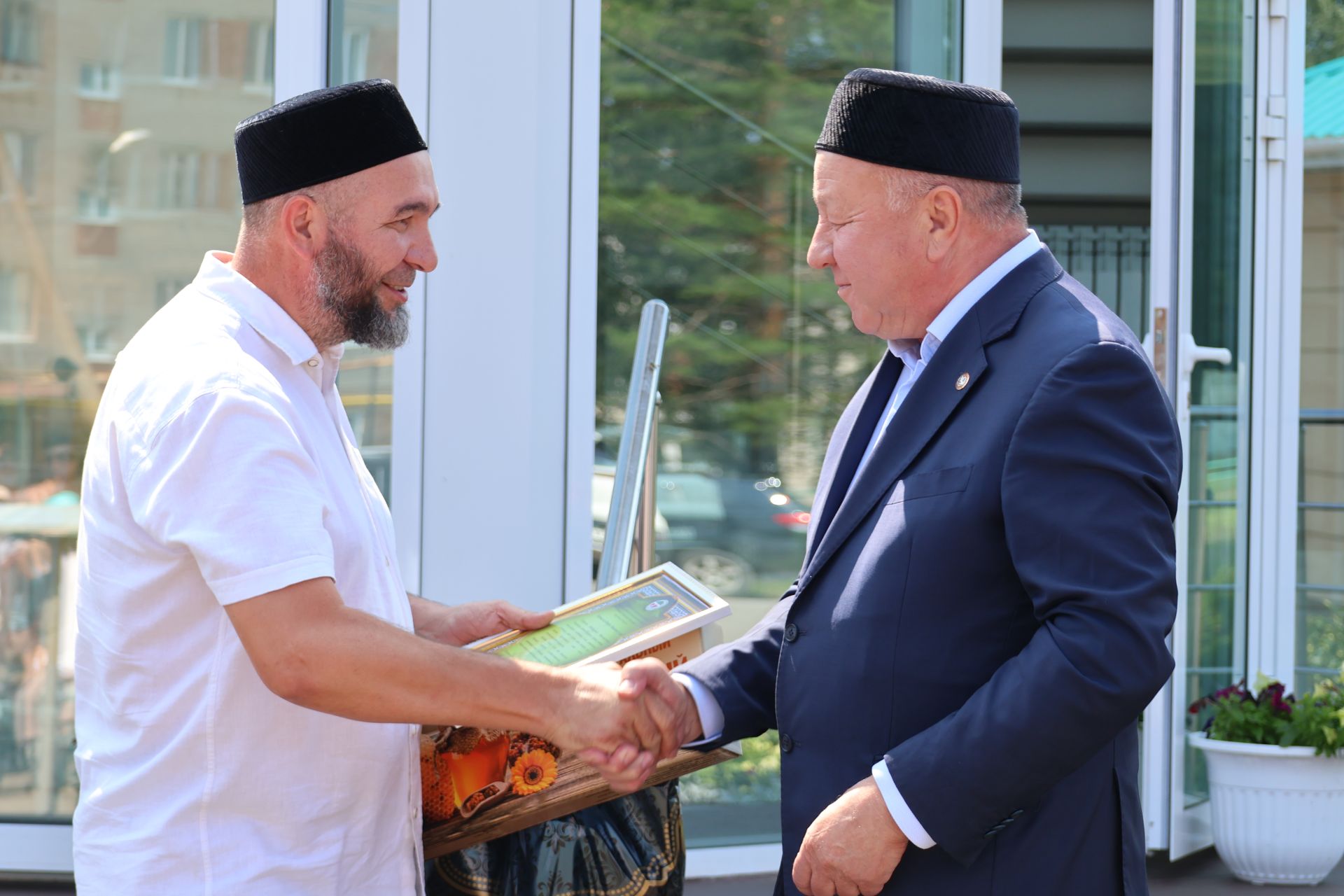 В поселке Джалиль торжественно открыли центральную мечеть