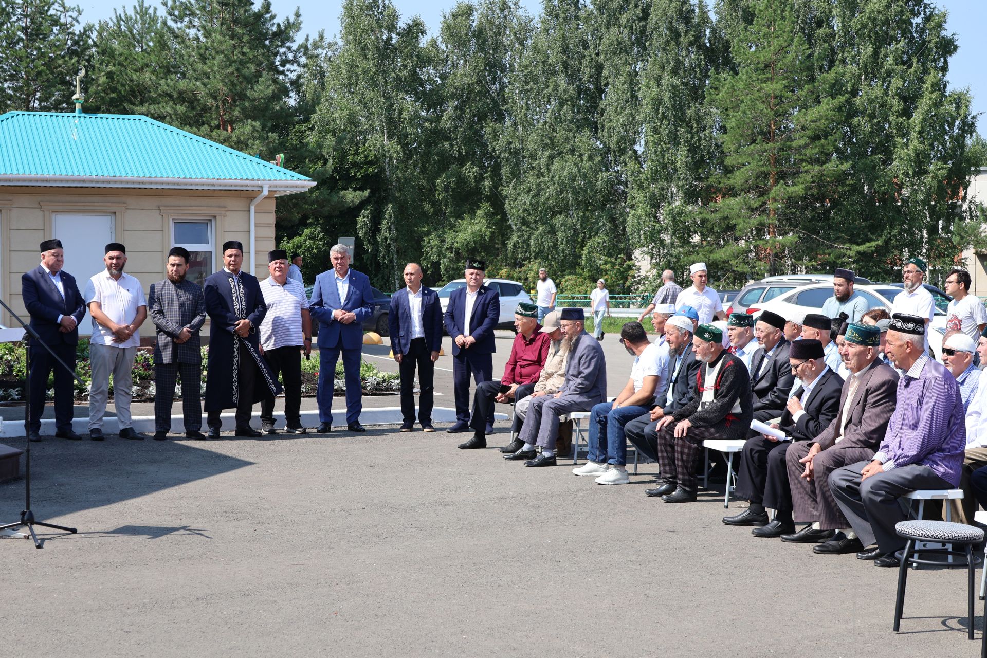В поселке Джалиль торжественно открыли центральную мечеть