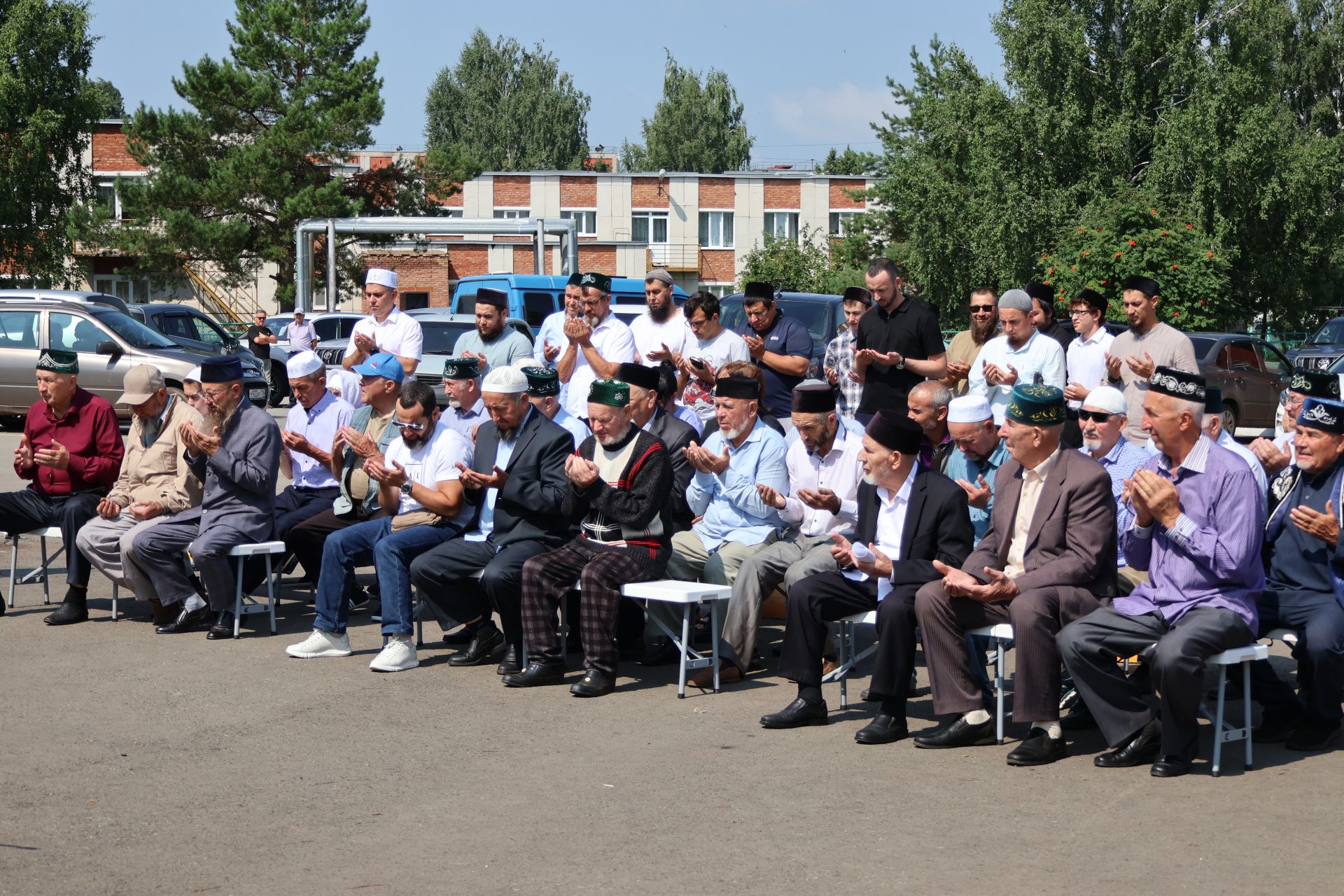 В поселке Джалиль торжественно открыли центральную мечеть