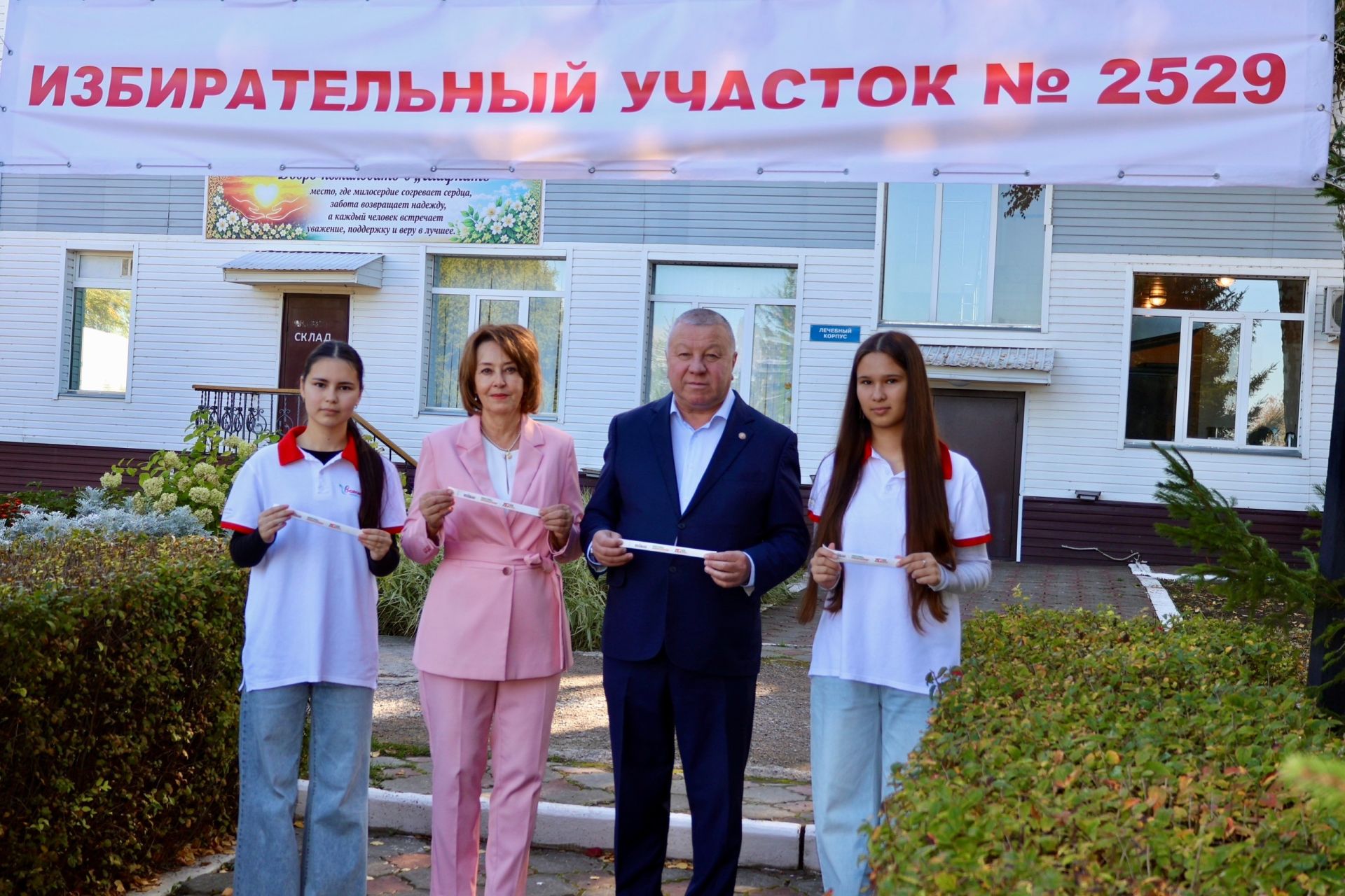 Глава Сармановского района проголосовал на выборах вместе с семьёй