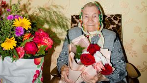 Жительница Джалиля принимает поздравления с 90-летием