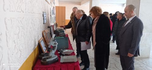 Күпмилләтле Петровка Заводта халык та күп, территориясе дә зур
