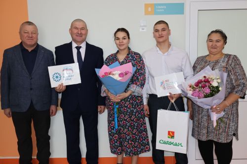Глава района поздравил молодую семью с рождением малыша