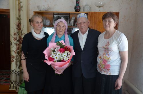 Хәниф абый белән Рәхилә апа котлаулар кабул итәләр