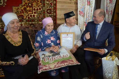 Кормаш авылында яшәүче Миңнегалиевлар тимер туйларын бәйрәм иттеләр