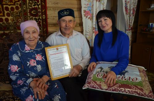 Кормаш авылында яшәүче Миңнегалиевлар тимер туйларын бәйрәм иттеләр