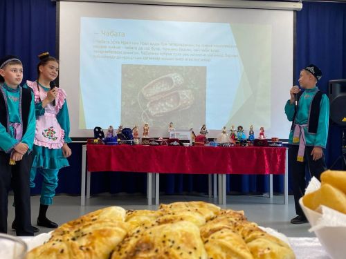 “Кәләпүшем-калфагым бигрәк килешә үземә”, - дип җырлыйлар татар кызлары һәм егетләре