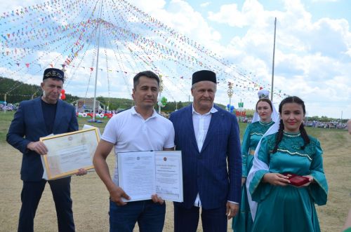 Бәйрәмдә алдынгыларга югары бүләкләр тапшырылды