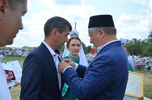 Бәйрәмдә алдынгыларга югары бүләкләр тапшырылды