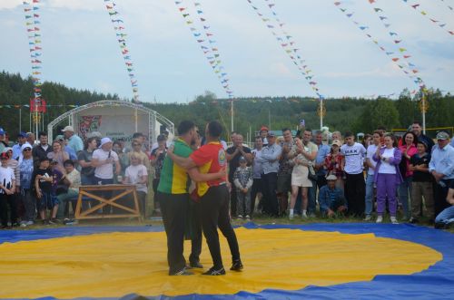 Сарысаз Тәкермәннән Алмаз Вахитов район Сабантуеның абсолют батыры булды