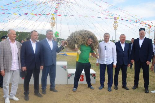 Сарысаз Тәкермәннән Алмаз Вахитов район Сабантуеның абсолют батыры булды