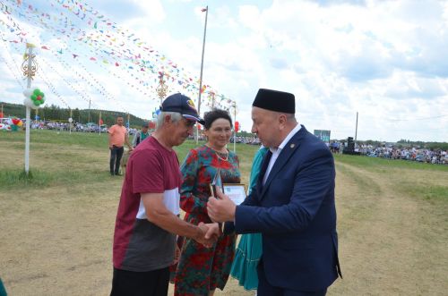 Иң өлкән авыл хуҗалыгы хезмәтчәннәренә Чаллы мэры бүләкләре тапшырылды