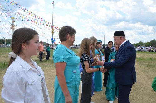 Район башлыгы педагог һәм остазларга грант тапшырды