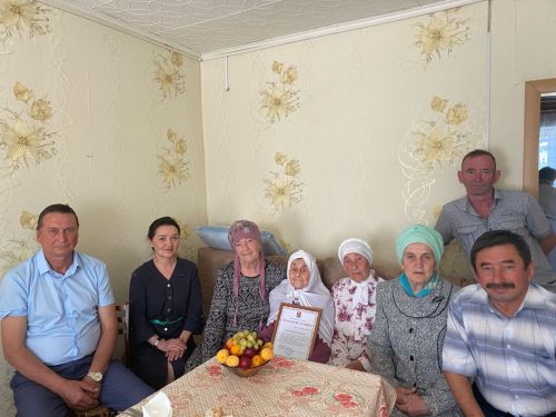 Миңниса апа 90 яшен якыннары белән бәйрәм итә