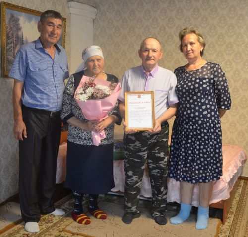 Әбүзәр абый белән Гөлнур апа алтын туйларын билгеләп үтәләр