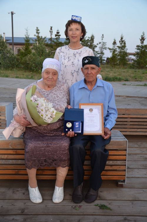 Әлфис абый белән Гөлүсә апага медаль тапшырылды