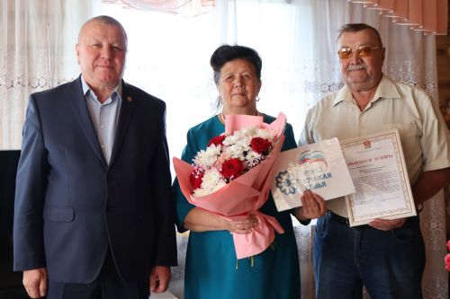 Район башлыгы Кәримовларны алтын туйлары белән тәбрикләде
